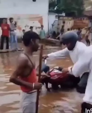 चीनोर: रानीपुरा में सड़क बनी तालाब, लोग परेशान