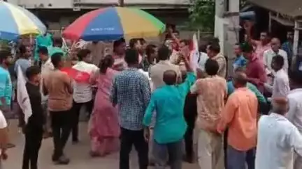 কাটোয়া ২: দাঁইহাটে মুখ্যমন্ত্রীর কুশ পুতুল পোড়ানোতে না পুলিশ, সিপিএম কর্মীদের সাথে পুলিশের ধস্তাধস্তি, কুশপুতুল কেড়ে নিল পুলিশ
