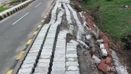 कुलपहाड़: बेलाताल में मुख्यमंत्री के ड्रीम प्रोजेक्ट मस्तानी महल के सुंदरीकरण में यूपीपीसीएल द्वारा बनाया गया पथ हुआ ध्वस्त