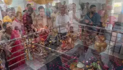 डग: डग में भावसार समाज के राधाकृष्ण मंदिर में विश्वेश्वर महादेव प्राण प्रतिष्ठा की चतुर्थ वर्षगांठ पर महाभिषेक का आयोजन हुआ