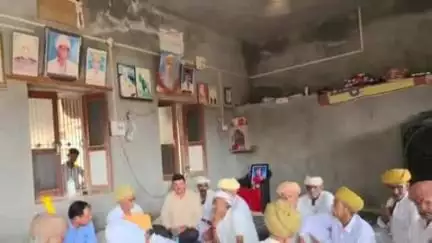 सिणधरी: बाड़मेर सांसद उम्मेदाराम बेनीवाल ने गोदारों की ढाणी का दौरा किया, शोकसभा में की शिरकत