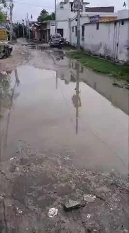 बीसलपुर: चिड़िया दाह गांव में बरसात के बाद मुख्य मार्ग पर भरा गंदा पानी, लोग परेशान