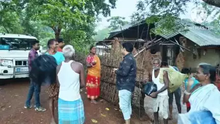 নয়াগ্রাম: একনাগাড়ে টানা দুদিন ধরে বৃষ্টির জেরে নয়াগ্রাম ব্লকের কটাশ গ্রামে ভেঙ্গে পড়লো গৃহস্থের মাটির বাড়ি