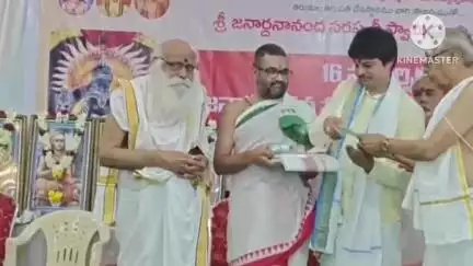 పట్టణంలో వేద పరీక్షల్లో ఉత్తీర్ణత సాధించిన వేద విద్యార్థులకు సర్టిఫికెట్లు ప్రధానం