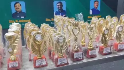 நிலக்கோட்டை: ரோட்டரி சங்கம் உள்விளையாட்டு அரங்கத்தில் வட்டார அளவிலான இறகு பந்து போட்டி பள்ளி மாணவர்கள் பங்கேற்றனர்