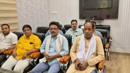 बेल्थरा रोड: सीएचसी की महिला डॉक्टर पूजा सिंह के खिलाफ कार्रवाई की मांग को लेकर टाउन एरिया कार्यालय पर सभासदों ने की आपात बैठक