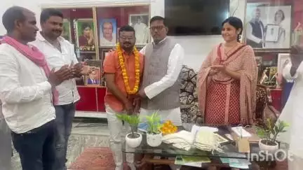 मछलीशहर: मछली शहर में पूर्व संसद की आवास पर निर्भय पटेल ने समाजवादी पार्टी की सदस्यता ली, आशीर्वाद लिया