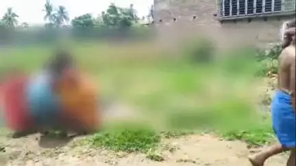 বড়ঞা: মহিলাকে একে বারে ভরা রাস্তায় নাইটি ধরে টানাটানি, চুলের মুঠি ধরে একে অপরকে মারধর! ঘটনায়  চাঞ্চল্য গড্ডা এলাকায়