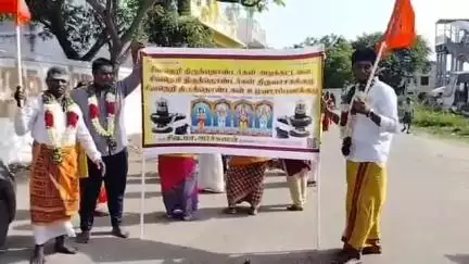 திருவொற்றியூர்: எண்ணூர் உலகை காத்த அம்மன் ஆலயத்தில் இருந்து கைலாய வாத்தியம் முழங்க மாணிக்கவாசகருக்கு 501 பால்குட ஊர்வலம்