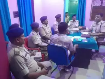 टेढ़ागाछ: टेढ़ागाछ थाना का बहादुरगंज के अंचल पुलिस निरीक्षक ने किया निरीक्षण