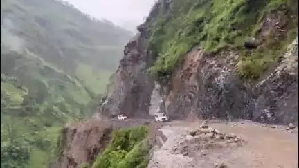 बागेश्वर: मलवा आने से बंद सौंग-मुनार रोड को त्वरित कार्यवाही से खुलवा दिया गया, यातायात हुआ सुचारु