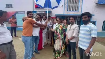 বরজোড়া: চলতি বর্ষার মরশুমে বড়জোড়া ট্রাফিক পুলিশের হাতে ছাতা সহ অন্যান্য সরঞ্জাম তুলে দিলেন বড়জোড়ার বিধায়ক অলোক মুখার্জি
