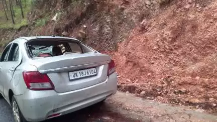 बागेश्वर: बागेश्वर गिरेछीना रोड पर धारी के पास एक स्विफ्ट कार अचानक पलट गई, कार में बच्चा समेत दो लोग सवार थे