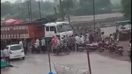 सिंगोली: रतनगढ़ में तेज रफ्तार ट्रेलर से बाइक सवार की टक्कर, युवक गंभीर घायल, रेफर