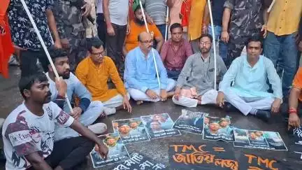 সিউড়ি ১: সিউড়ি বাসস্ট্যান্ডের সামনে টায়ার জ্বালিয়ে বিক্ষোভ কর্মসূচি করলো ল কলেজের ঘটনার প্রতিবাদ জানিয়ে BJP এর পক্ষ থেকে