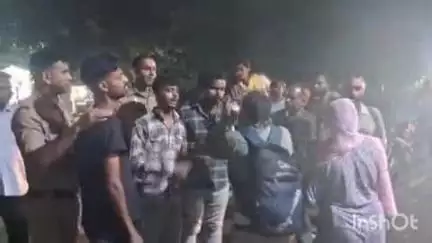 खतौली: खतौली कस्बे के हाईवे मार्ग पर देर रात कई युवकों में हुई मारपीट और कहासुनी, मौके पर पहुंची पुलिस जांच में जुटी