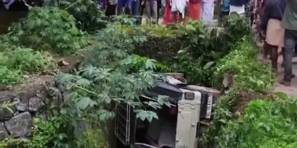 കൊട്ടാരക്കര: മണലുവട്ടം പാലൂരിൽ നിയന്ത്രണം വിട്ട ജീപ്പ് തോട്ടിലേക്ക് തലകീഴായി മറിഞ്ഞ് രണ്ടു പേർക്ക് പരിക്ക്
