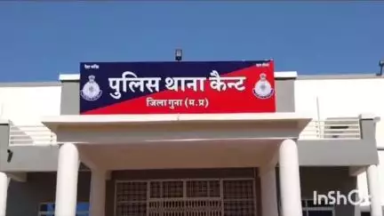 गुना: एबी रोड बाईपास पर गेहूं से भरे ट्रक से ड्राइवर कर रहा था गेहूं की बोरियों की चोरी, रंगे हाथों पकड़ा गया, मामला दर्ज