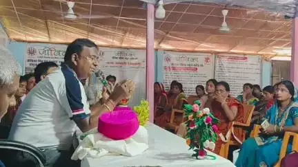 छातापुर: छातापुर के घीवहा में बीडीओ ने जीविका दीदी और कर्मियों के साथ की बैठक