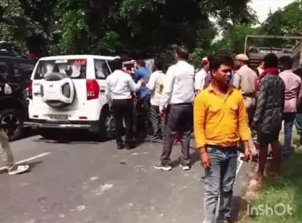 घायलों का मसीहा बने जिला अधिकारी ज्ञानेंद्र सिंह सरकारी वाहन से सभी को भेजा हॉस्पिटल

 पीलीभीत। माधौटांडा राजमार्ग पर ग्