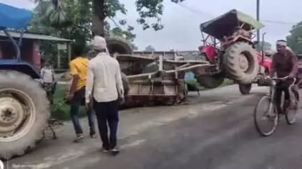 पूर्णिया पूर्व: महेंद्रपुर पेट्रोल पंप के समीप मक्का से लदी ट्रैक्टर ट्रेलर सड़क पर पलटी, कोई हताहत नहीं