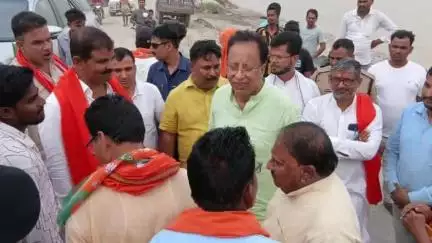 बैरिया: बेतिया: सांसद और विधायक ने सिंगही के पास तटबंध का निरीक्षण किया, बचाव कार्य में मजबूती का निर्देश दिया
