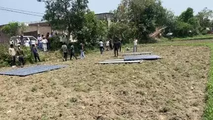 ज़मीन पर क़ब्ज़ा करने वाले गुंडे