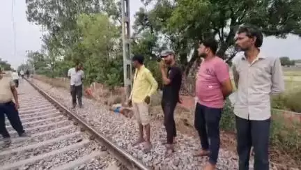 महावन: दिल्ली आगरा रेलवे लाइन के फेयर फाटक के समीप ट्रेन की चपेट में आने से 35 वर्षीय युवक की हुई दर्दनाक मौत