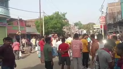 पकरीबरावां: दोस्तलीबीघा में बिजली संकट से नाराज़ ग्रामीणों ने किया सड़क जाम, थमा रहा आवागमन