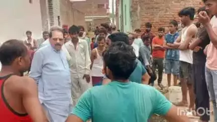 सिकंदराराऊ: बठिंडा की पटाखा फैक्ट्री में हुए विस्फोट में मृत युवक का शव पहुंचा, भाजपा विधायक ने पारिवारिक जनों को दी सांत्वना