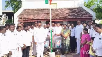 పరకాల ఎమ్మెల్యే క్యాంపు కార్యాలయంలో తెలంగాణ అవతరణ దినోత్సవం సందర్భంగా జెండా ఆవిష్కరించిన ఎమ్మెల్యే
