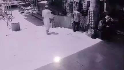 बुरहानपुर नगर: बुरहानपुर बस स्टैंड से नाबालिग की दुकान से मोबाइल चोरी, सीसीटीवी में कैद हुई घटना