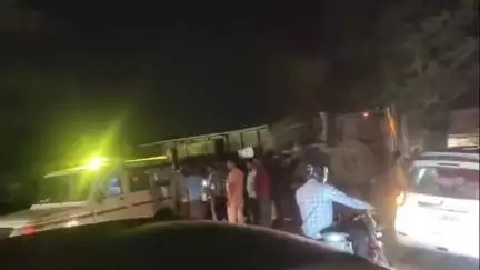 बुरहानपुर नगर: बुरहानपुर: कालू शाह बाबा दरगाह के पास ट्रक ने कार को टक्कर मारी, चालक के सीने में घुसा सरिया