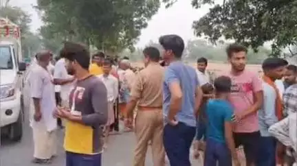 जमुनहा: धूमबोझी के पास मवेशी को बचाने के चलते ट्रक पलटने से बाइक सवार महिला और बाइक चालक की हुई मौत, एक घायल लखनऊ रेफर