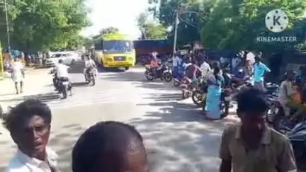 குளித்தலை: கமுக்கூர் ஊராட்சி பகுதியில் தமிழ்நாடு அரசு நெல் கொள்முதல் நிலையம் அமைக்க வலியுறுத்தி சாலை மறியல் போராட்டம்
