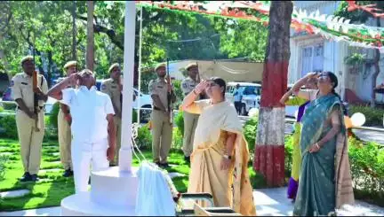 కలెక్టర్ కార్యాలయంలో తెలంగాణ రాష్ట్ర అవతరణ దినోత్సవంలో పాల్గొన్న జిల్లా కలెక్టర్