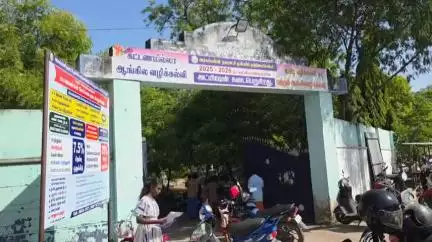 விருதுநகர்: நகராட்சி முஸ்லிம் நடுநிலைப் பள்ளியில் புதியதாக பள்ளிக்கு வந்த மாணவ மாணவிகளுக்கு திலகமிட்டு இனிப்புகள் வழங்கி மலர் கொடுத்து ஆசிரியர்கள் வரவேற்றனர்