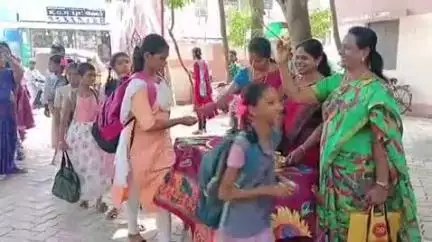 கடலூர்: கோடை விடுமுறை முடிந்து பள்ளிகள் திறப்பு, கடலூர் மாவட்டத்தில் மாணவர்கள் உற்சாகமாக பள்ளிக்குச் சென்றனர்