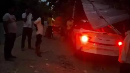 अलीगंज: गांव पहरईया के समीप तेज रफ्तार कार परचून के खोखे में टकराई, सो रहे खोखा मालिक गंभीर घायल, कार हुई क्षतिग्रस्त