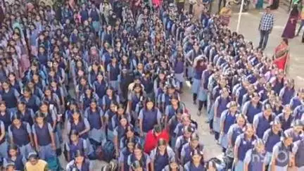 மதுரை தெற்கு: "கோடை விடுமுறைக்குப் பிறகு பள்ளிகள் திறப்பு":பள்ளிக்கு வந்த மாணவிகளுக்கு ரோஜா பூ, சாக்லேட் கொடுத்து வரவேற்ற மாநகராட்சி பள்ளி ஆசிரியர்கள்