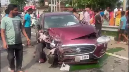 কৃষ্ণনগর ১: ঝিটকিপোতায় 12 নম্বর জাতীয় সড়কে দুটি গাড়ির ধাক্কা, হতাহতের খবর নেই