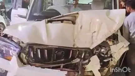 पीर बाबा इलाके में तेज रफ्तार फोर व्हीलर ने मचाया कोहराम, कई वाहन क्षतिग्रस्त