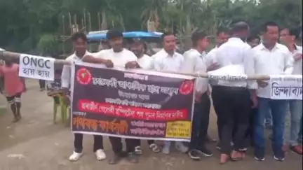 নাজিৰা: জৰাজীৰ্ণ হস্পিটেল পথ পুনৰ নিৰ্মাণৰ দাবীত গেলেকীত  এজেৱাইচিপিৰ  উদ্যোগত অএনজিচিৰ বাহন অনিৰ্দিষ্ট কাললৈ পথ বন্ধ কাৰ্যসূচী