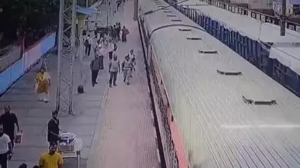 कांके: मुरी रेलवे स्टेशन पर आरपीएफ ने चलती ट्रेन में चढ़ते बाप-बेटे की जान बचाई, सीसीटीवी में कैद हुई घटना