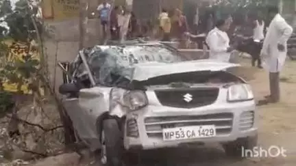 जैतपुर: जैतपुर थाना क्षेत्र के रसमोहानी में कार पेड़ से टकराई, तीन घायल