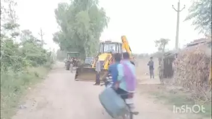 फरीदपुर: फरीदपुर थाना क्षेत्र के ग्राम कुरमुरी में अफरोज खनन माफिया का धड़ल्ले से चल रहा है अवैध मिट्टी का खनन