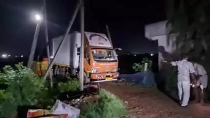 కొవ్వూరు: విడవలూరు మండలం ముదివర్తిలో  విషాదం..కరెంట్ షాక్తో ఇద్దరు డ్రైవర్లు మృతి