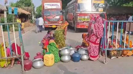 মানবাজার ১: পানীয় জলের দাবিতে মানবাজারের ঝাড়বাগ্দা মোড়ে পথ অবরোধ মহিলাদের,দেড় ঘন্টা পর বিডিও-র আশ্বাসে উঠলো অবরোধ
