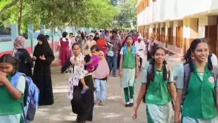 கோவை தெற்கு: மாநகர பகுதிகளில்  கோடை விடுமுறை முடிவடைந்து இன்று  பள்ளிகள் திறக்கப்பட்டதை அடுத்து, மாணவர்கள் மீண்டும் கல்வி பயணத்தை தொடங்கினர்