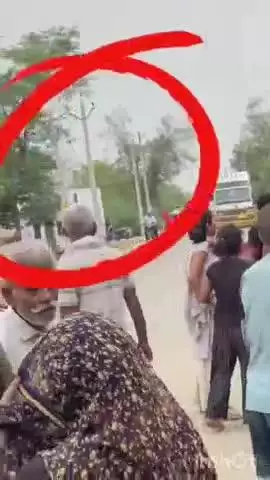 हाथरस: हाथरस जंक्शन के गांव भोपतपुर में दो पक्षों के बीच हुई मारपीट में बंदूक से फायरिंग करता व्यक्ति का वीडियो हुआ वायरल